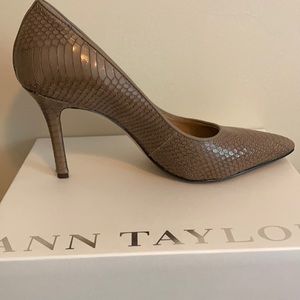 Ann Taylor Size 9 pumps